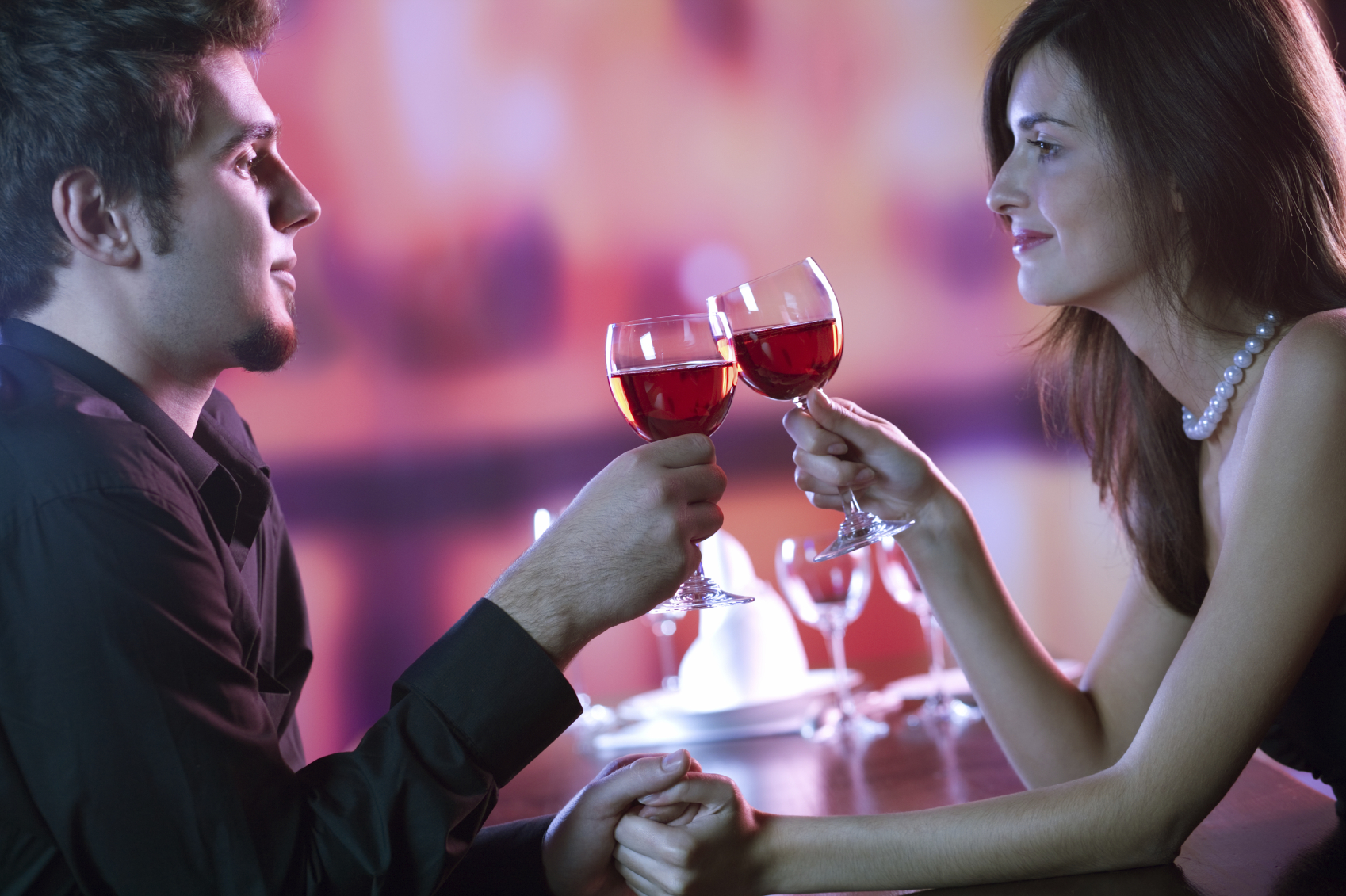 Более романтично. Романтический ужин с вином. Романтический вечер с вином. Парень и девушка в ресторане. Влюбленные вино.